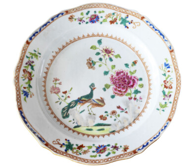 Tallriken med påfågelsmönstret, ofta
kallat Double Peacock, blev en av våra mest omtyckta modeller i familjen Rose. Det här exemplaret, tillverkat omkring 1760, är ett bra exempel på köpvänligt, skadat porslin. En liten defekt drar ner priset till 1 200 kr. En oskadd tallrik skulle ha kostat det fyrdubbla. Diameter 23 cm. Tallrik med påfågelsmönster, ofta kallat Double Peacock.