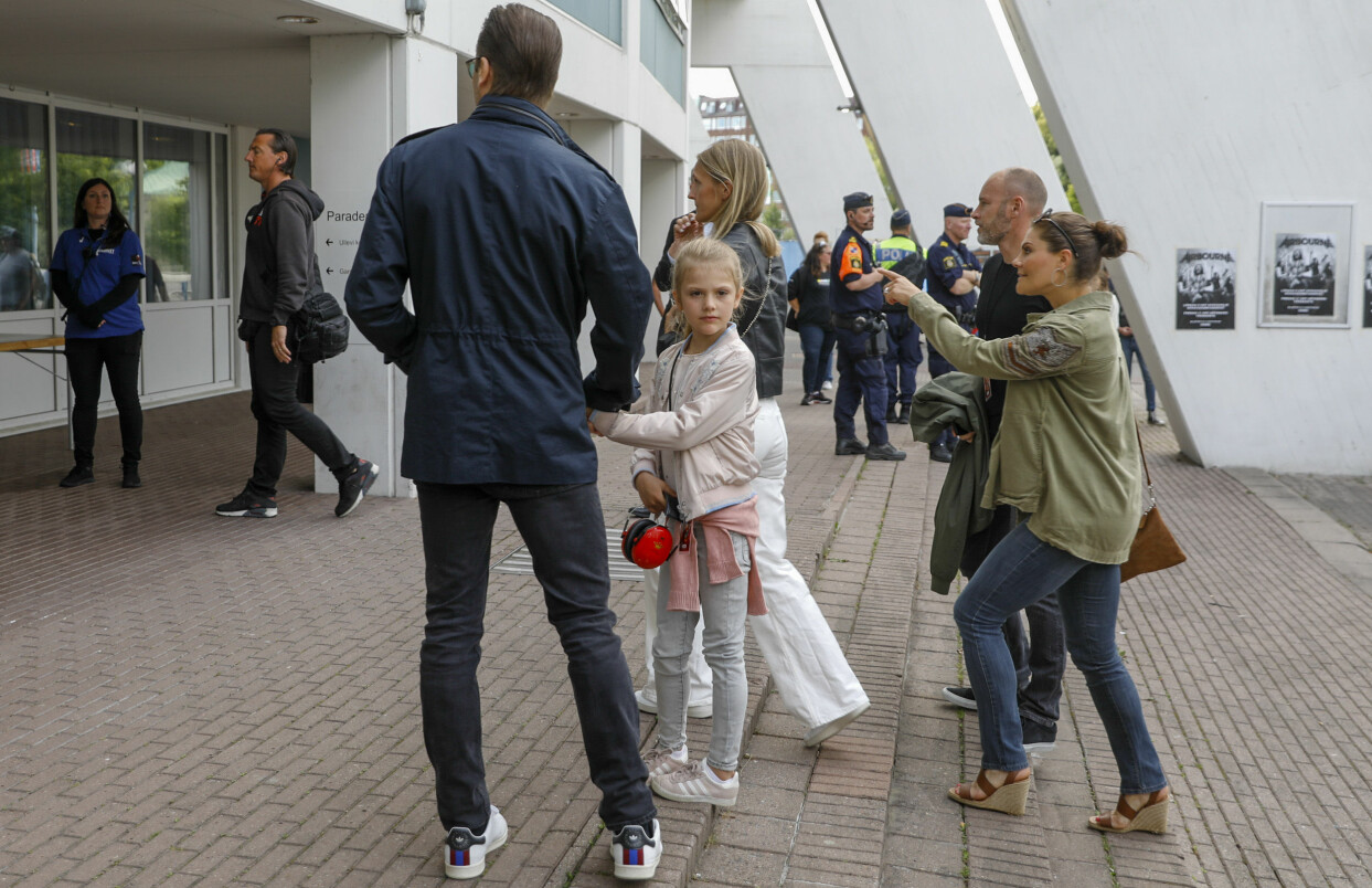 Estelle anländer till Metallicas konsert på Ullevi med mamma Victoria och pappa Daniel. Estelle anländer till Metallicas konsert på Ullevi med mamma Victoria och pappa Daniel.