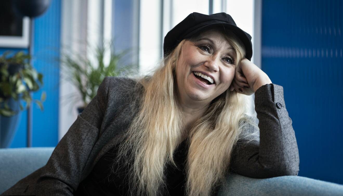 Porträtt av artisten Nanne Grönvall som skrattar.