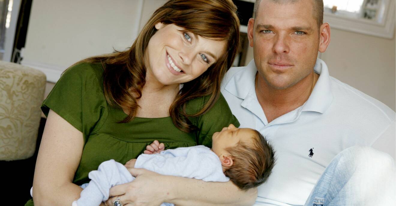 Pernilla Wahlgren med Joachim Lennholm och nyfödde sonen Theo 2007.