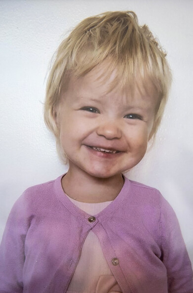 Nanna var en glad och livlig flicka. Foto: Privat Porträtt av Nanna, som drunknade i en tragisk olycka.