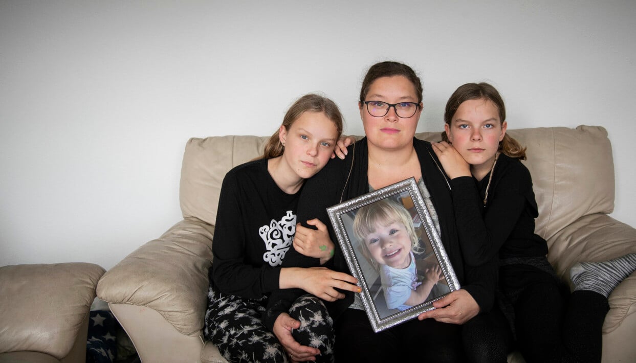 Familjen pratar öppet om saknaden efter Nanna – det har hjälpt Louise i sorgebearbetningen. Foto: Jacob Ljørring Louise håller en bild av Nanna i handen omgiven av sina två andra döttrar.