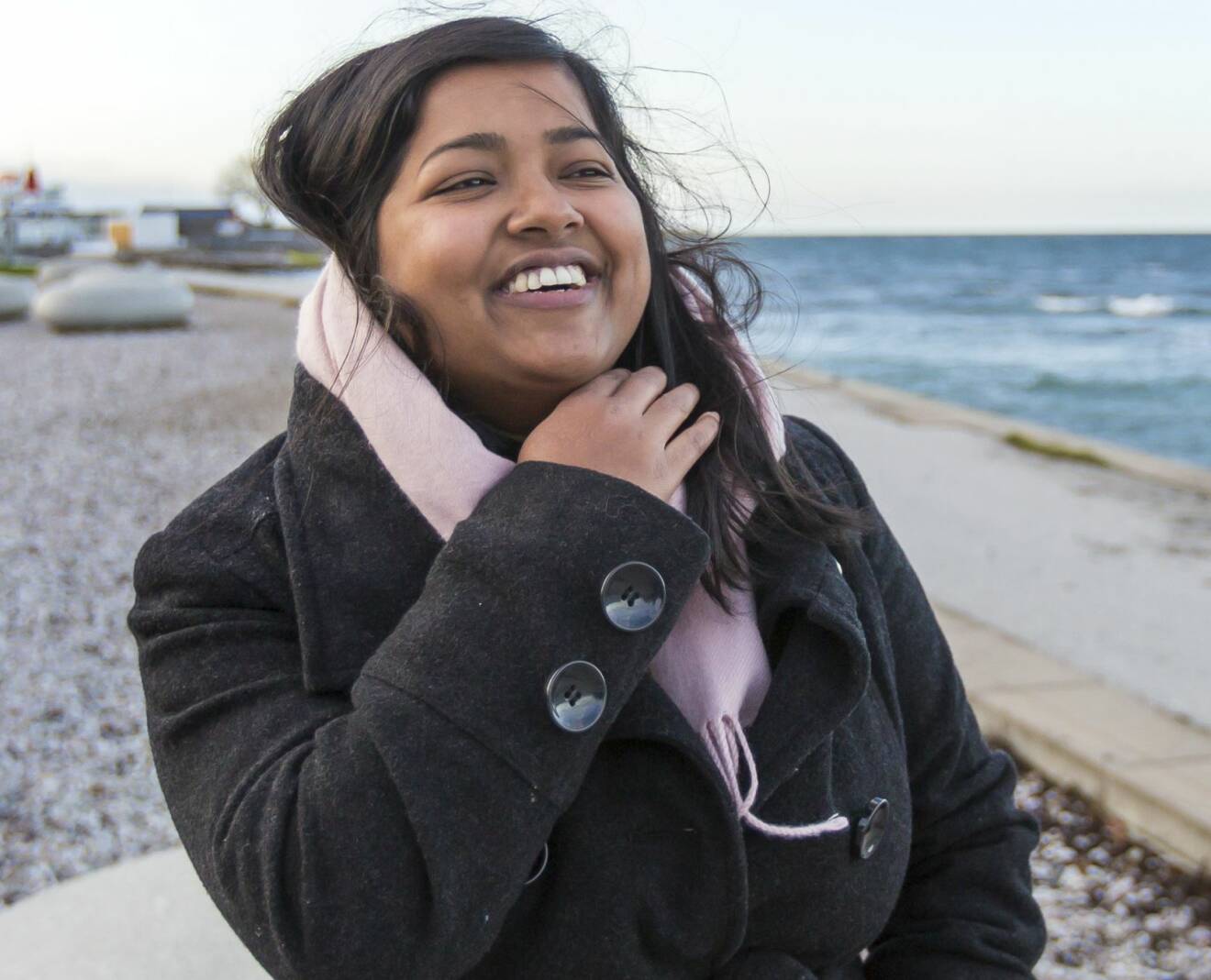 Porträtt av aktivisten och feministen Shamima på en strand på Gotland.