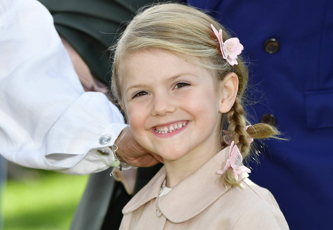 Prinsessan Estelle ler mot kameran sommaren 2017.