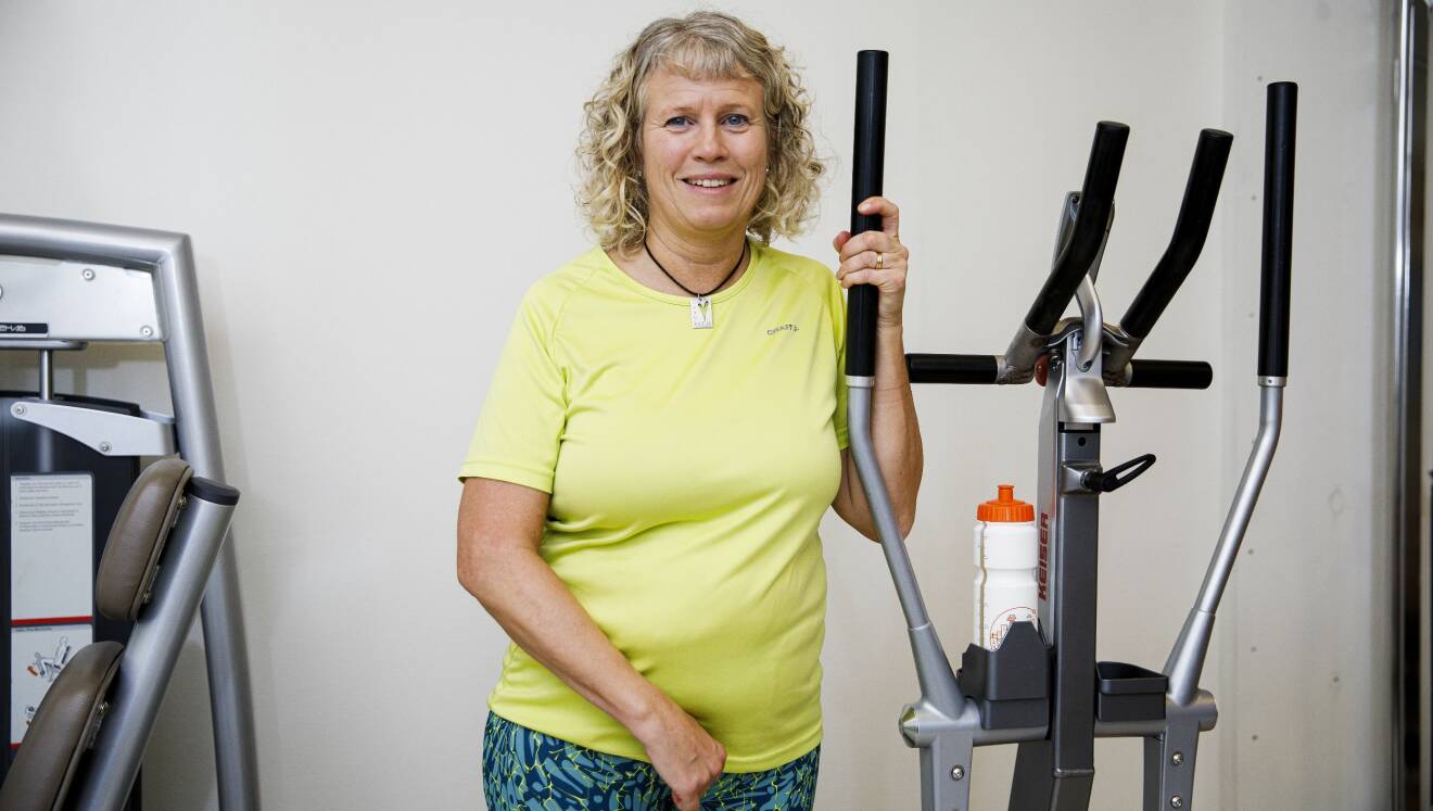 Anneli Nilsson som drabbades av stroke tränar på ett gym.