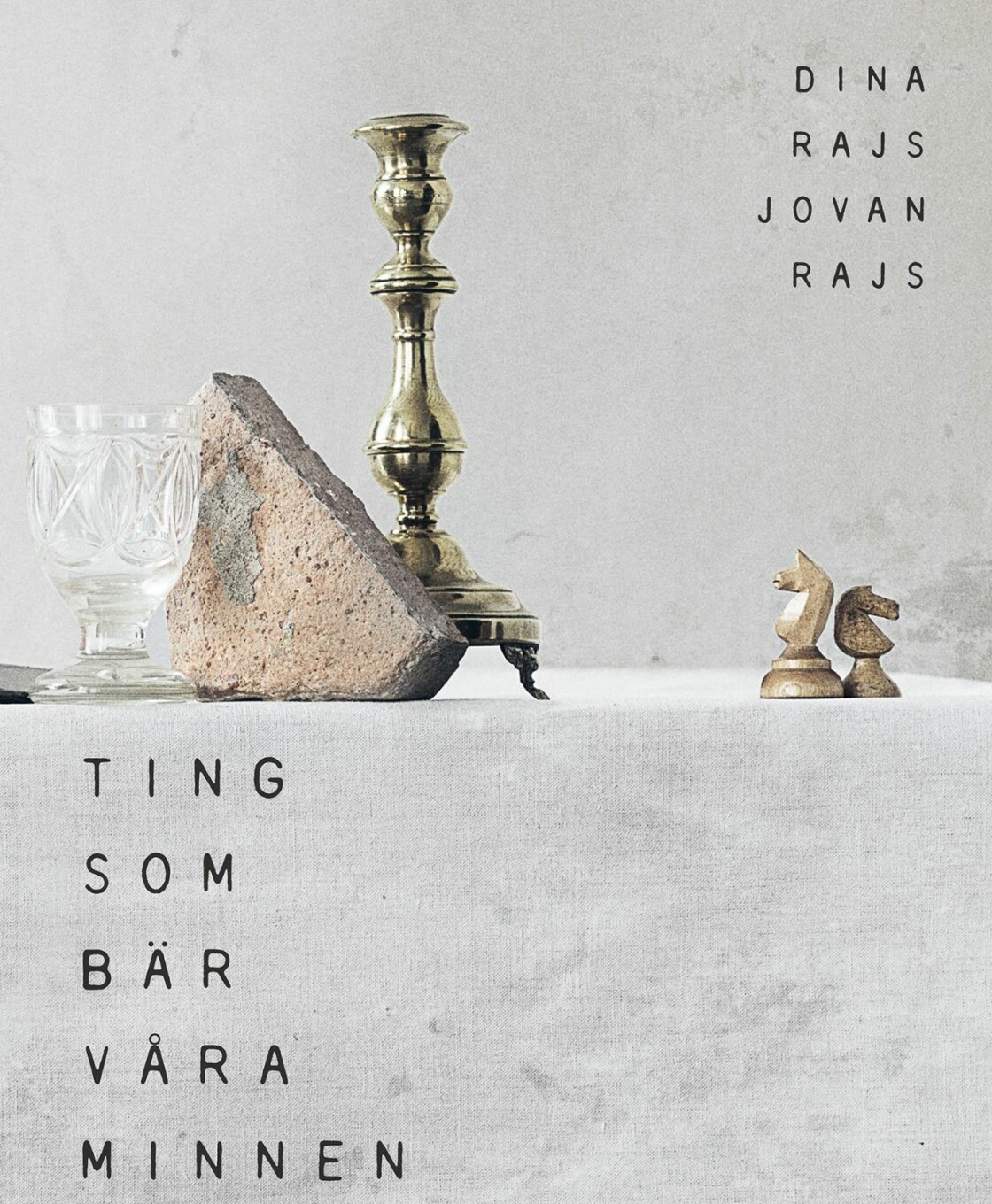 I nya boken berättar Jovan och Dina om de enkla saker de lyckades rädda och som i dag ger dem styrka och mod. <i>Bokomslag: Bonniers.</i> Bokomslag Tingen som bär våra minnen.