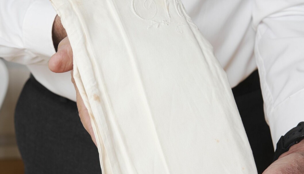 Några vackra och perfekt pressade örngott med Jovans mammas sirligt broderade monogram på fanns i hennes brudkista som stått undangömd i ett stall. <i>Foto: Theresia Köhlin.</i> fina vita örngott med monogram.