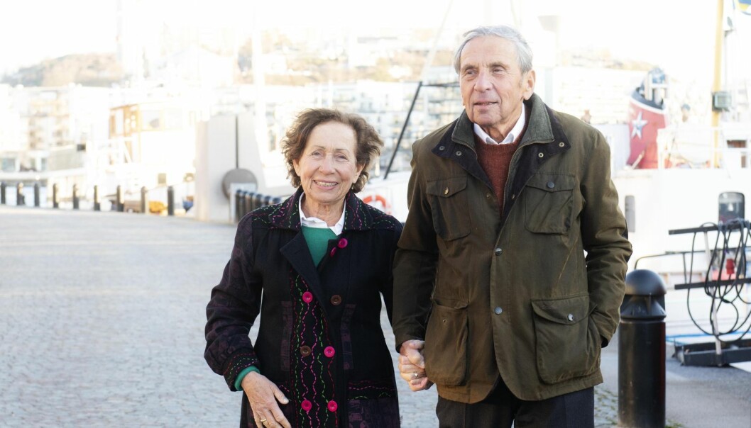 Dina och Jovan Rajs, 81 och 86 år, fortsätter att vittna om nazisternas utplåning av ”misshagliga människor” under andra världskriget.<i> </i>Foto: Theresia Köhlin. Hand i hand på promenad i Stockholm: Dina och Jovan