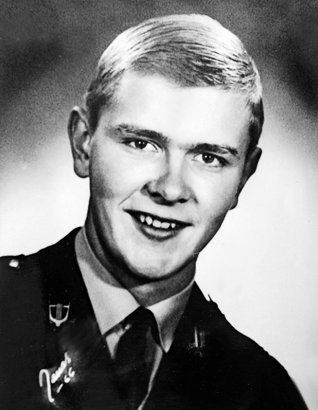 Porträtt av Bo i uniform.