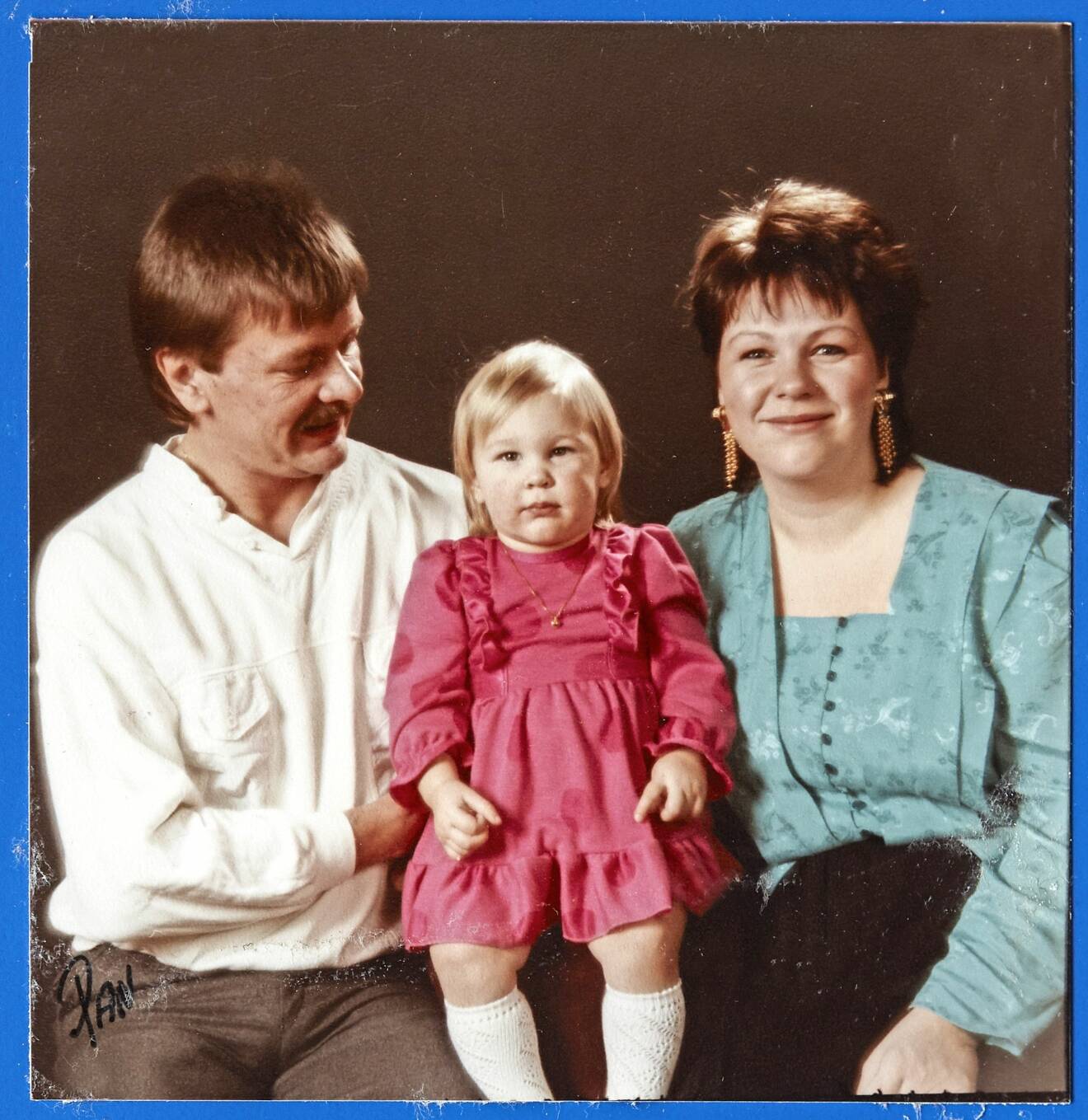 Fanny ca 1 år, tillsammans med pappa Bo och mamma Ulrika.
