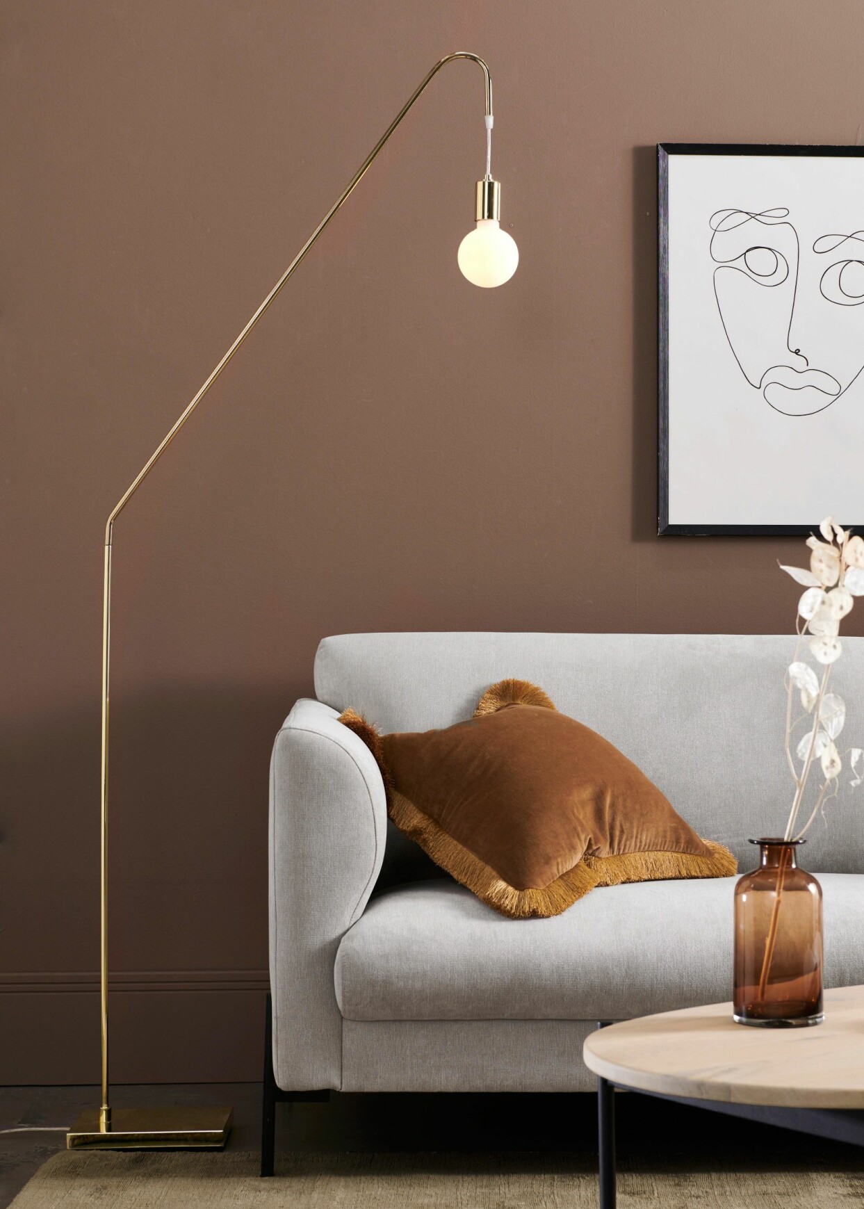 Guldfärgad golvlampa med ljusklot, från Ellos