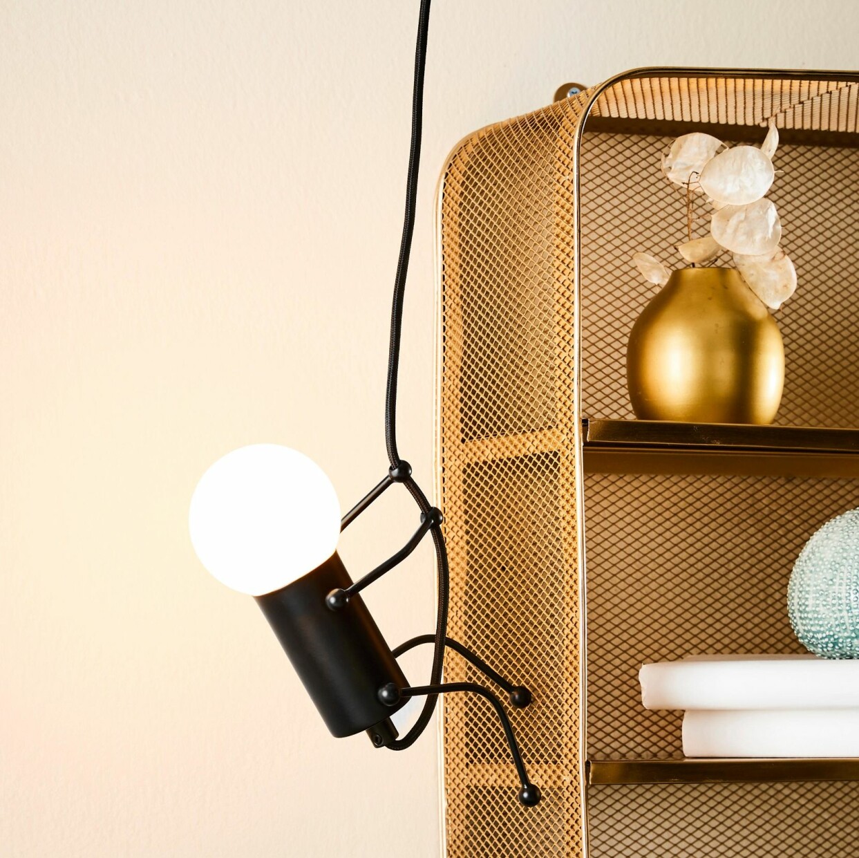 Lampa med klättrande figur, från Jotex