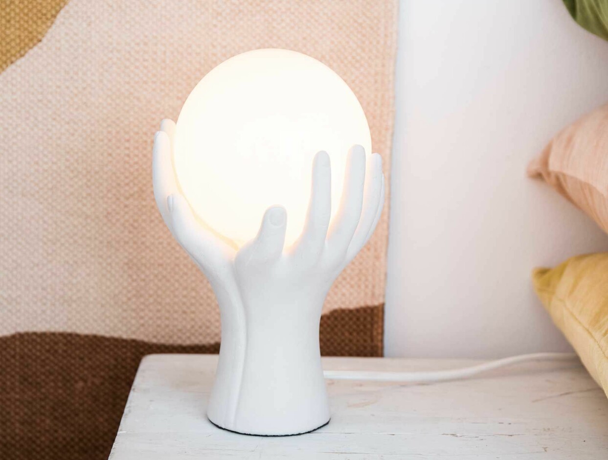 Bordslampa med händer, från Lagerhaus
