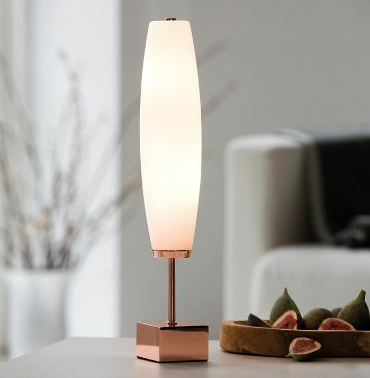Långsmal lampa i kopparfärgad metall, från Herstal
