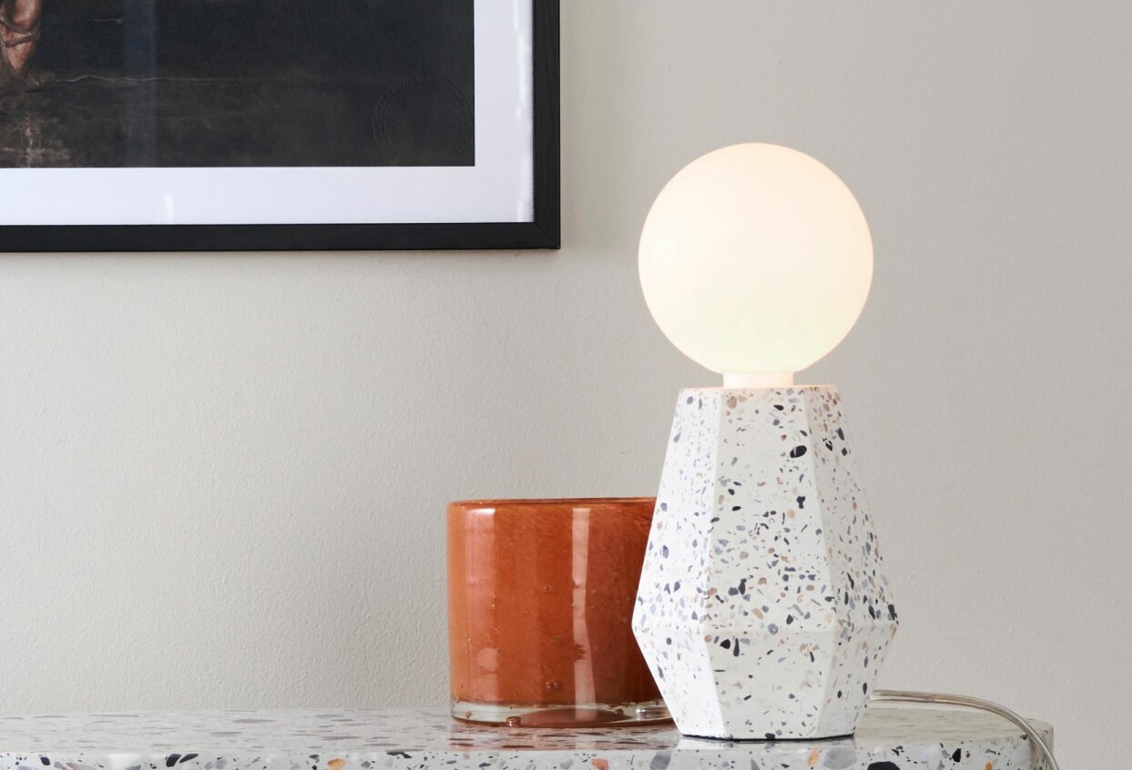 Lampa med fot av terrazzo, från Ellos