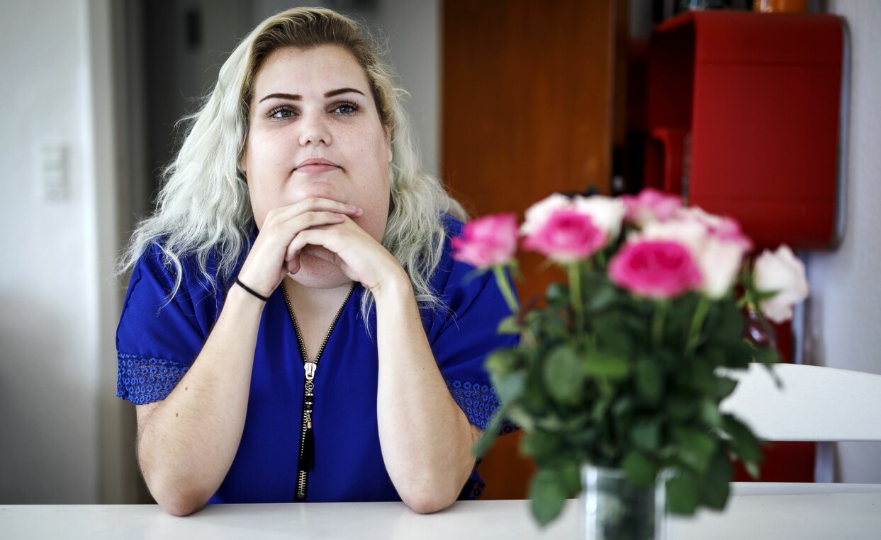 Julie vill träffa kärleken, tidigare var hon rädd för att hennes utseende skulle stöta bort killarna. Foto: Gregers Kirdorf Julie, som länge hade komplex för sitt utseende och sin sjukdom, sitter vid ett bord och berättar om jakten på kärleken.