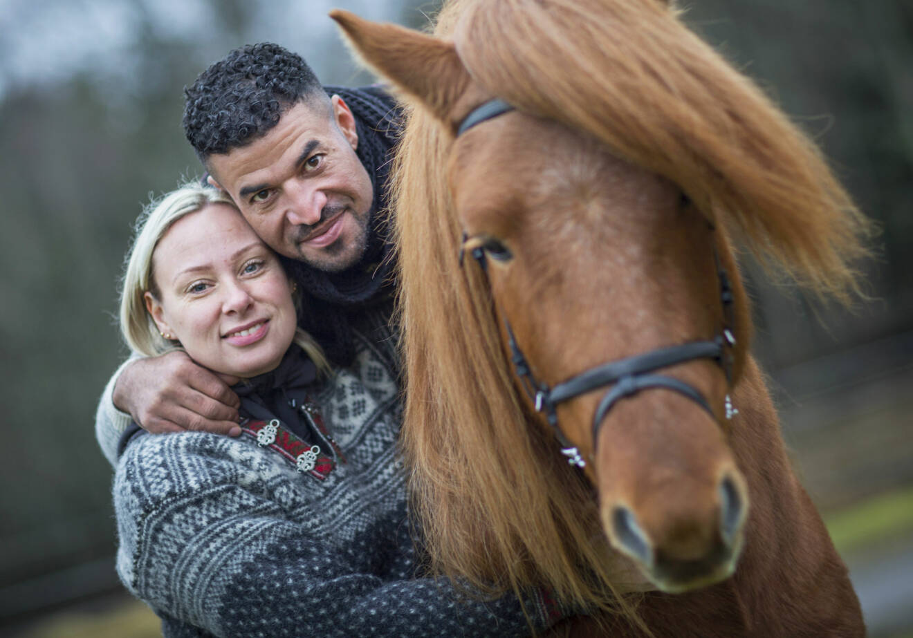 Maria och Ahmad träffades på en hästgård.