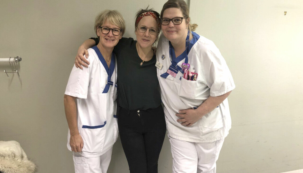 Vanessa har tillbringat mycket tid på sjukhus. Här med sköterskorna Helena Larsson och Anna Lind. Foto: Privat Cancersjuka Vanessa på sjukhus omgiven av två sjuksköterskor.