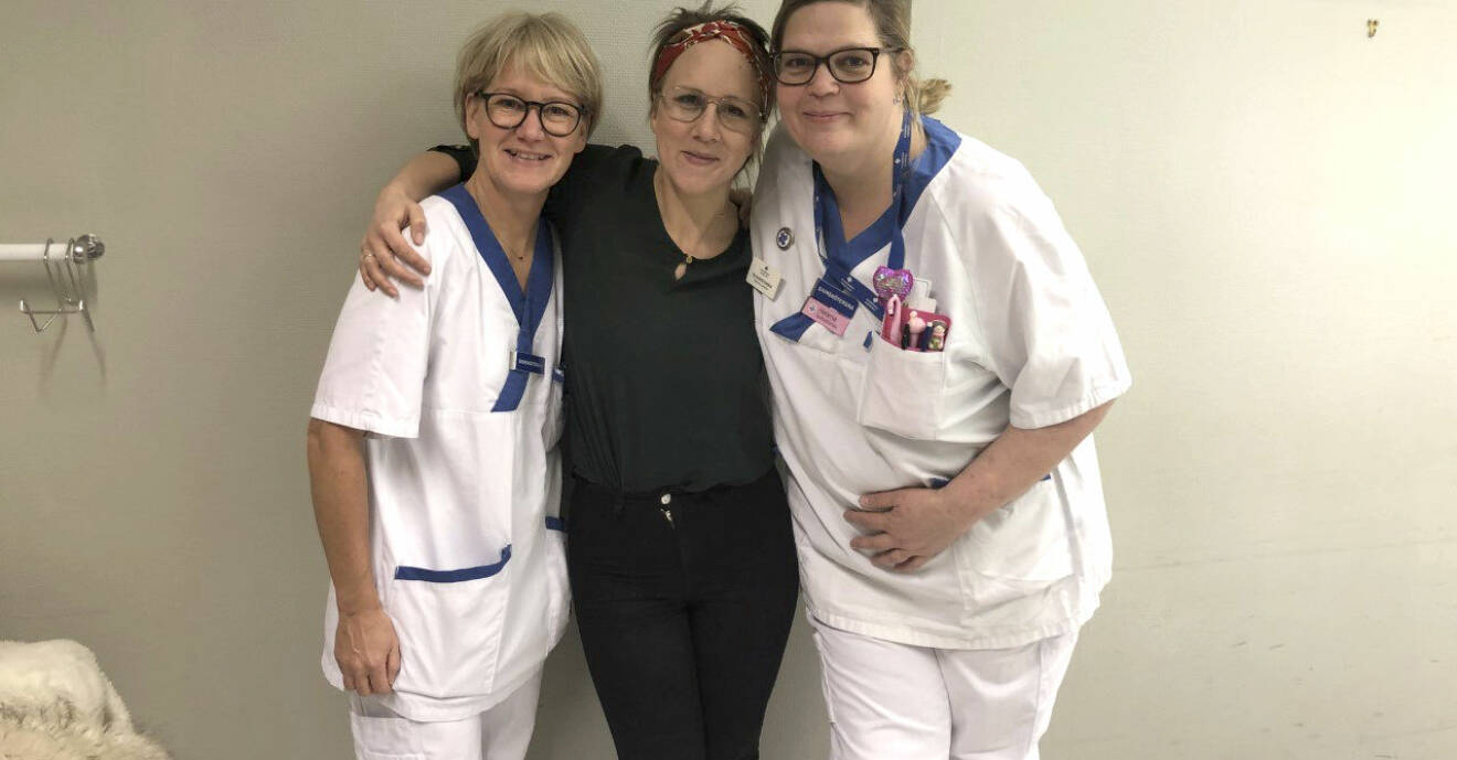 Cancersjuka Vanessa på sjukhus omgiven av två sjuksköterskor.