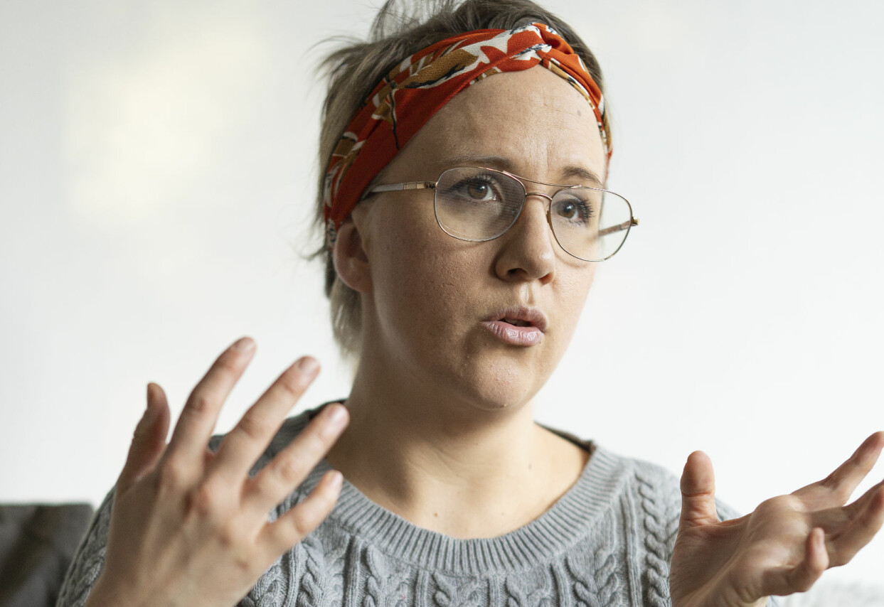 Vanessa har planerat vad som ska ske när hon har gått bort. Hur begravningen ska vara, hur gravstenen ska se ut och hur hundarna ska ha det. Foto: Jennifer Glans Vanessa, som är sjuk i cancer, berättar om hur hon har planerat sin begravning.