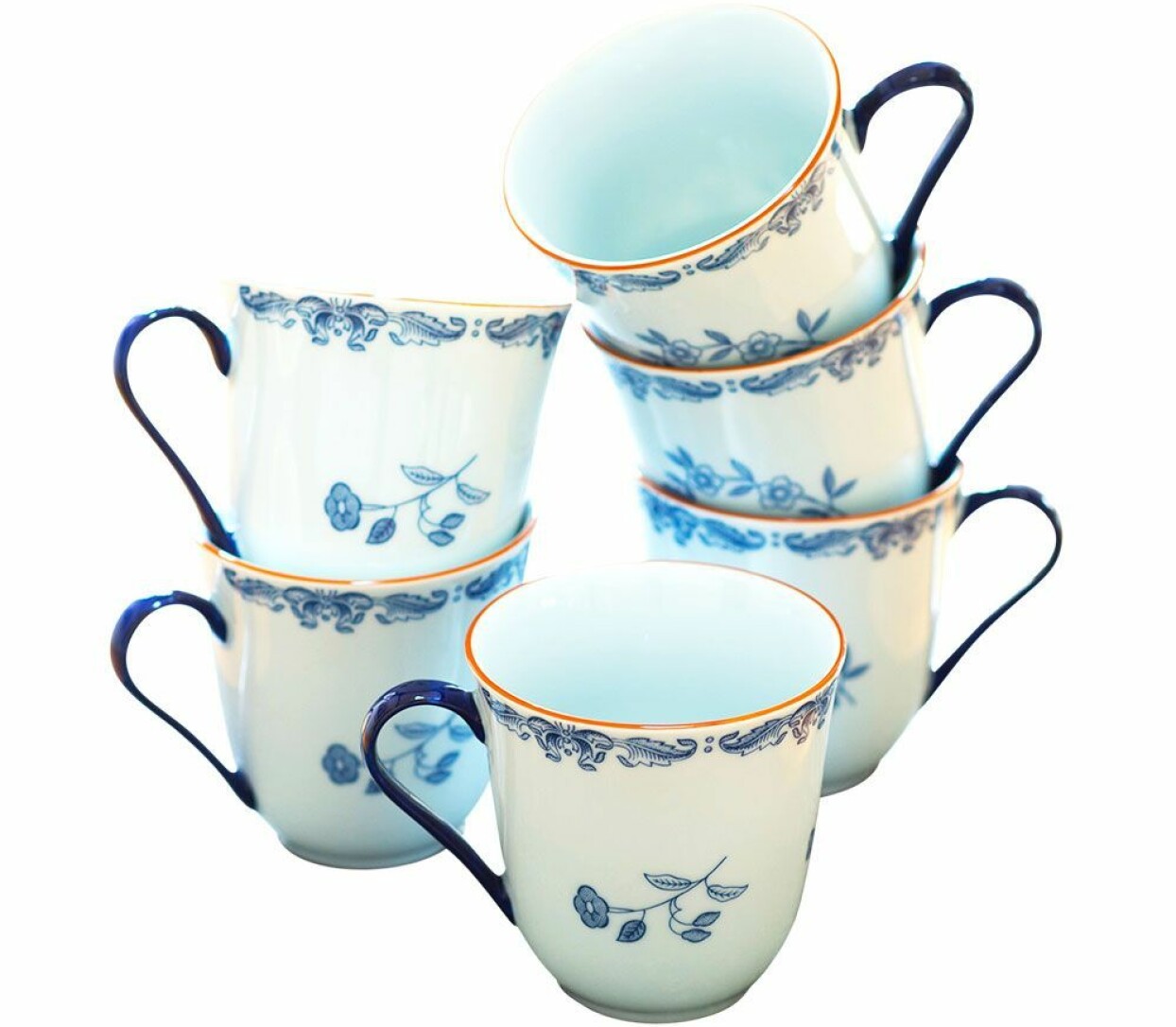 Kaffekoppar mönstrade i vitt och blått.