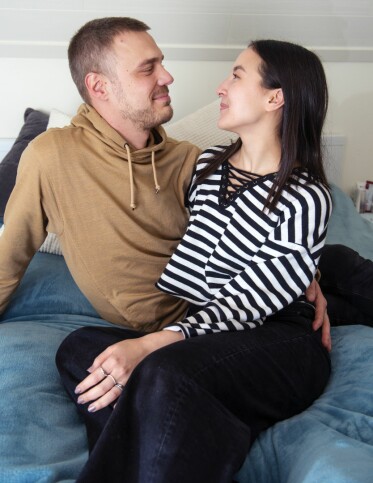 Niklas fick gå på anhörigträffar och visste vad som gällde. Han blev ett stort stöd för My, och nu när hon är frisk vill de gärna bilda familj. My tillsammans med mannen Niklas som är ett stort stöd för henne.