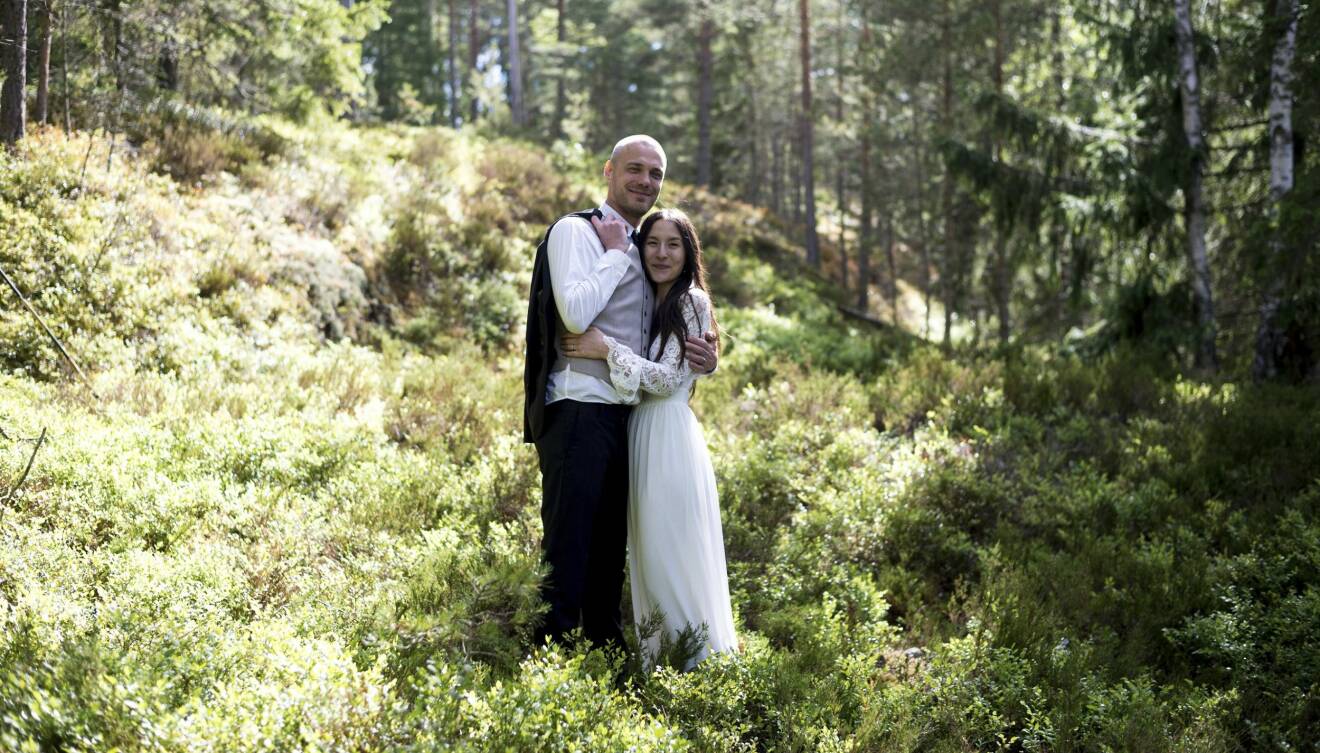 Niklas och My fotograferade på sin bröllopsdag i skogen.