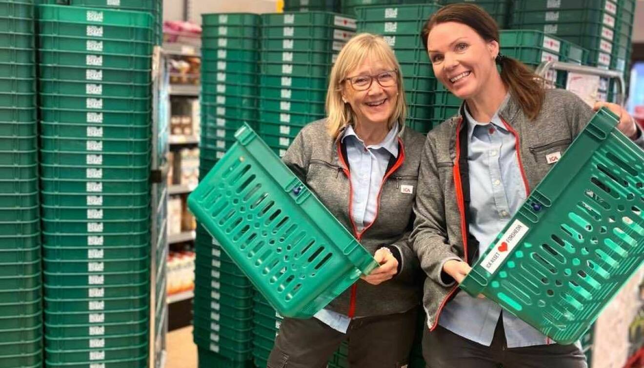 Susanne Petersson och Sara Johansson med butikens nya kundkorgar som man får köpa med sig hem.