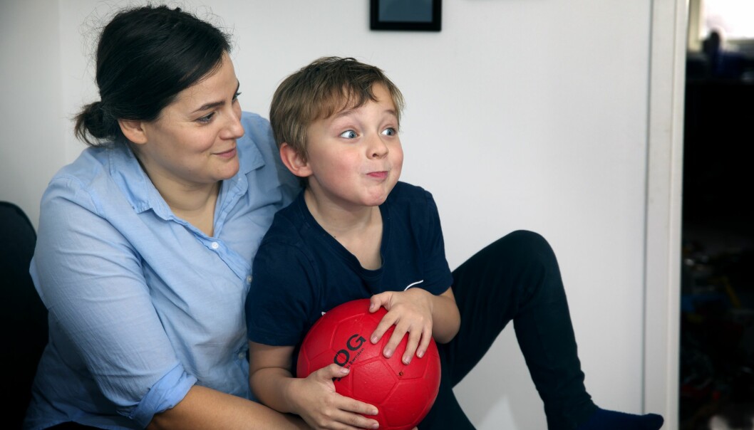 Natalia och sonen Alvar är nära varandra. Foto: Magnus Gotander. Alvar med basketboll och bus i blick i mammas famn.
