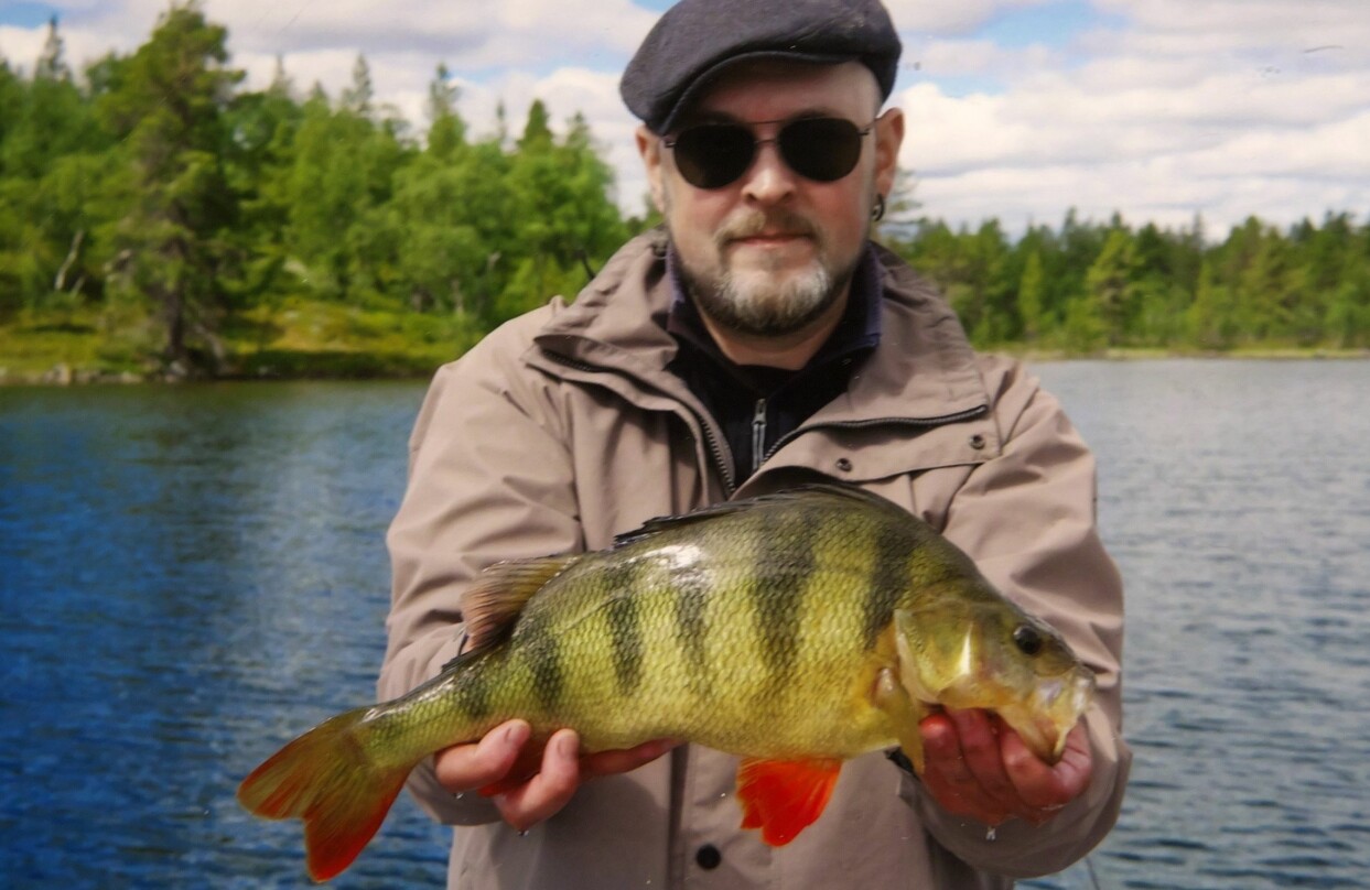 David älskade att fiska. foto: Privat. David med basker och stor fisk.