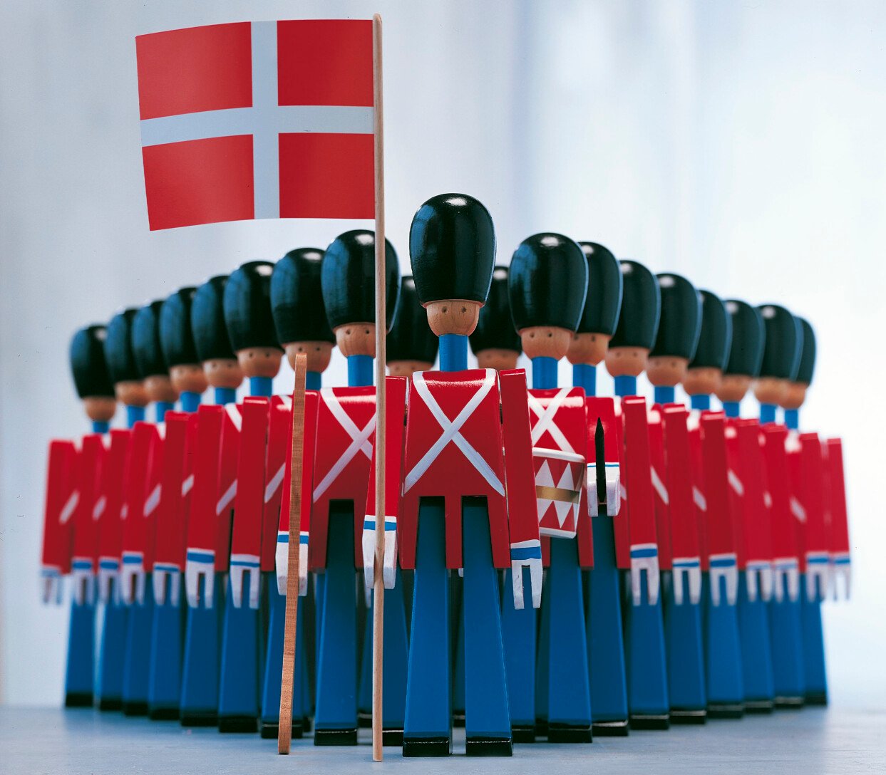 Dronningens soldater på marsch. För den klassiska fanbäraren har utvecklingen gått framåt. Numera är flaggan gjord av tyg, och inte
i papper som på bilden. Cirkapris
i butik för soldat, ca 22 cm, med flagga är cirka 750 kr. Foto: Rosendahl Design Group Dronningens soldater med dansk flagga i handen – design av Kay Bojesen.