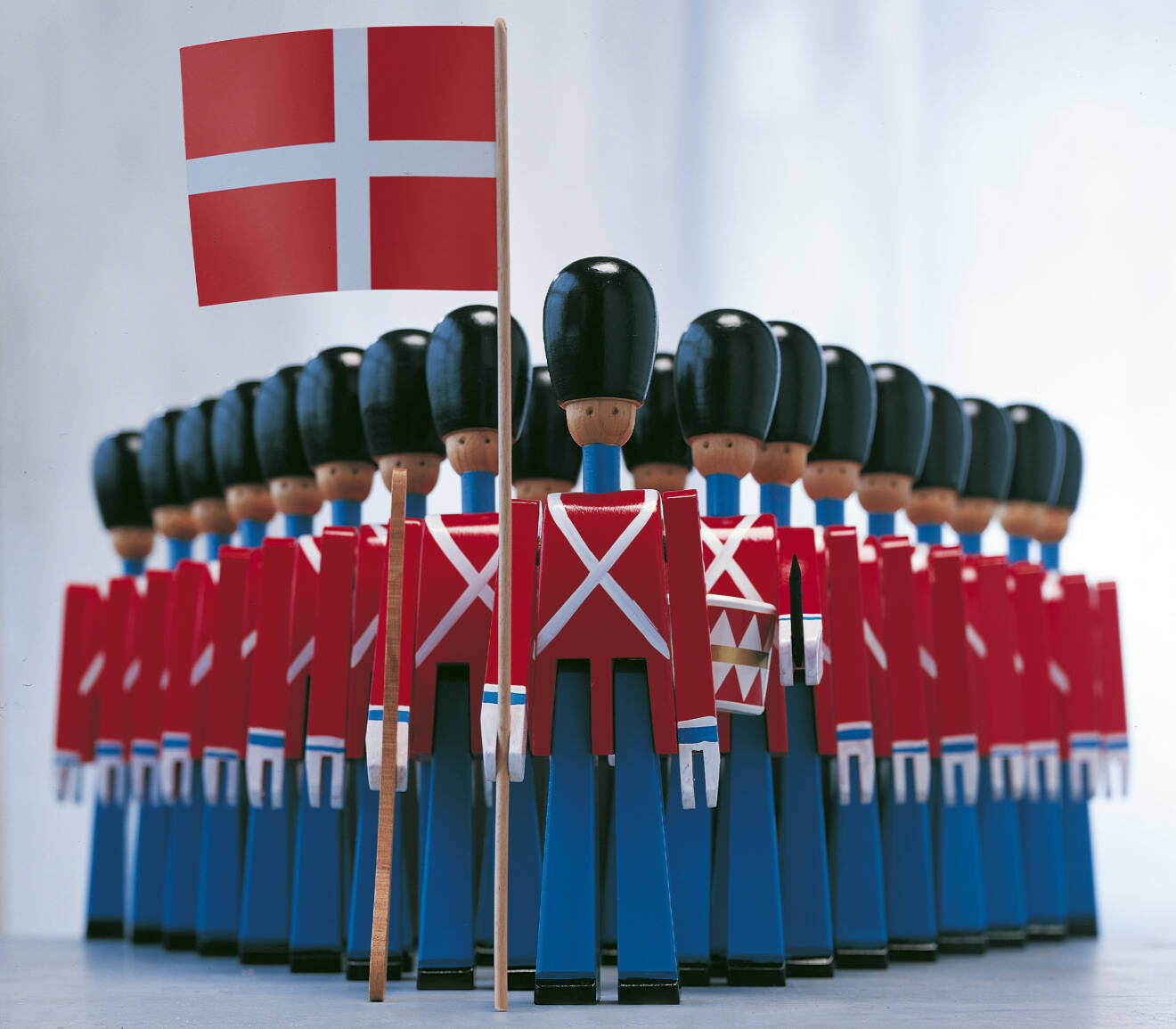 Dronningens soldater med dansk flagga i handen – design av Kay Bojesen.