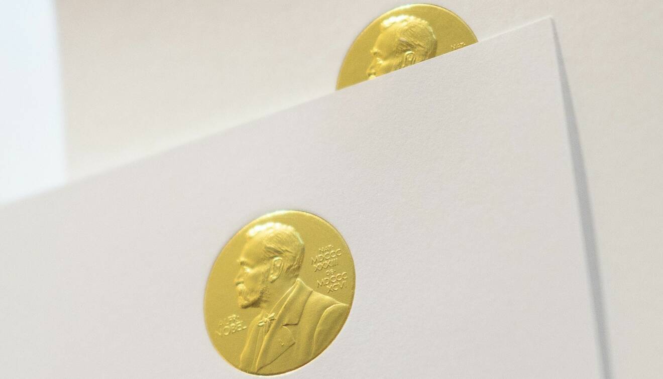 Guldsigill av Alfred Nobel på inbjudningskortet till Nobelfesten.