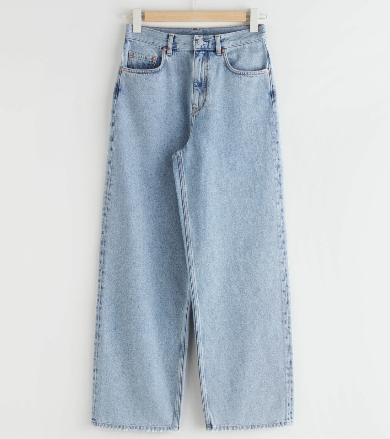 Vida jeans i ljus tvätt, från & Other Stories