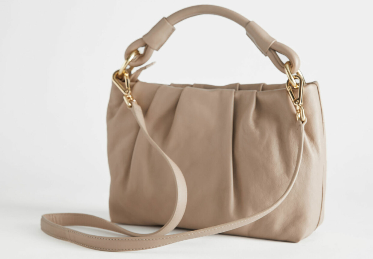 Beige skinnväska i påsig modell, från & Other Stories