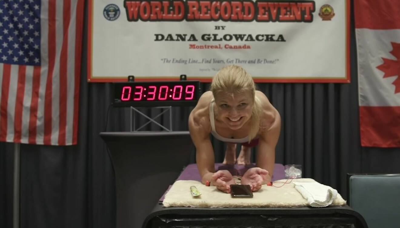 Dana Glowacka slår rekordet i planka.