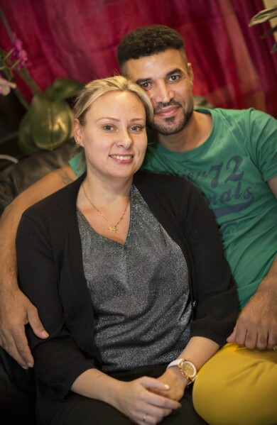 Nu drömmer paret om en egen hästgård. Maria och Ahmad sitter i en soffa och pratar om sin framtid och drömmar om en hästgård.