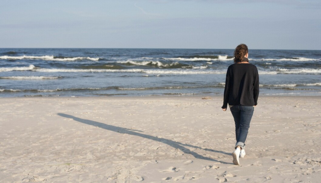 Susanne tillbringade tre veckor i sin mosters hus vid havet – och dessa veckor blev en vändpunkt. Kvinna går på strand och njuter av frihet och lugn.