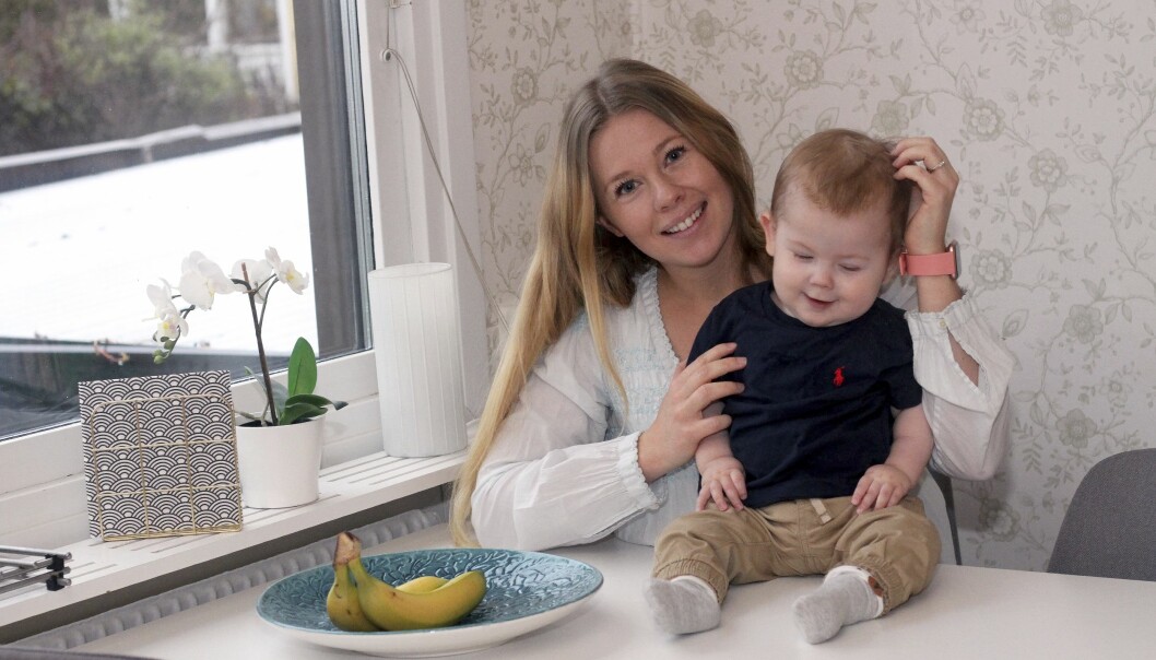 ”Elton är glad jämt”, berättar mamma Linda och kelar ömt med sin son. Foto: Susanne Stamming Mamma Linda gosar med sonen Elton vid köksbordet.