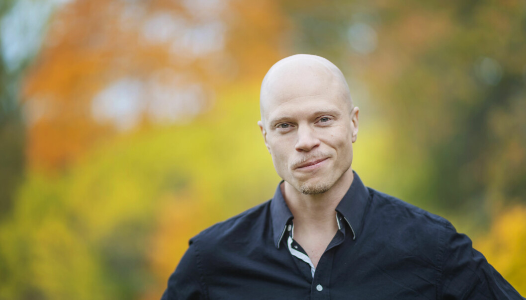 Emil, 34. Foto: SVT/Stina Stjernkvist Emil, 34 år och deltagare i Gift vid första ögonkastet 2020 står framfor en grön bakgrund.