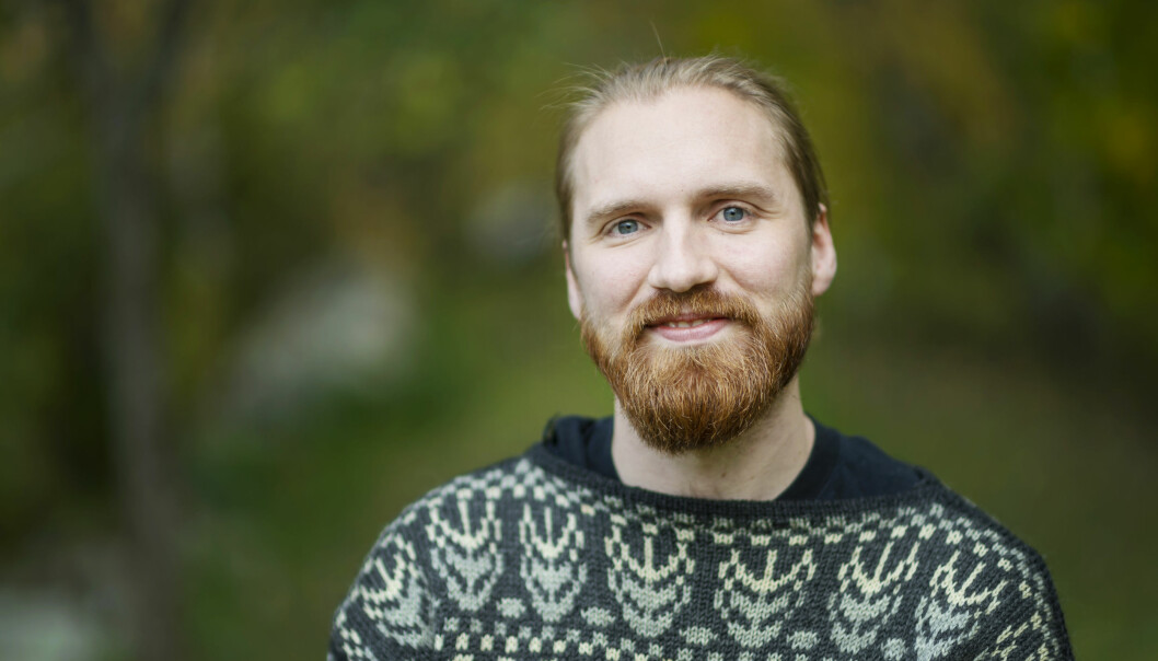 Albin, 29. Foto: SVT/Stina Stjernkvist Albin, 29 år och deltagare i Gift vid första ögonkastet 2020, står framför grön bakgrund.