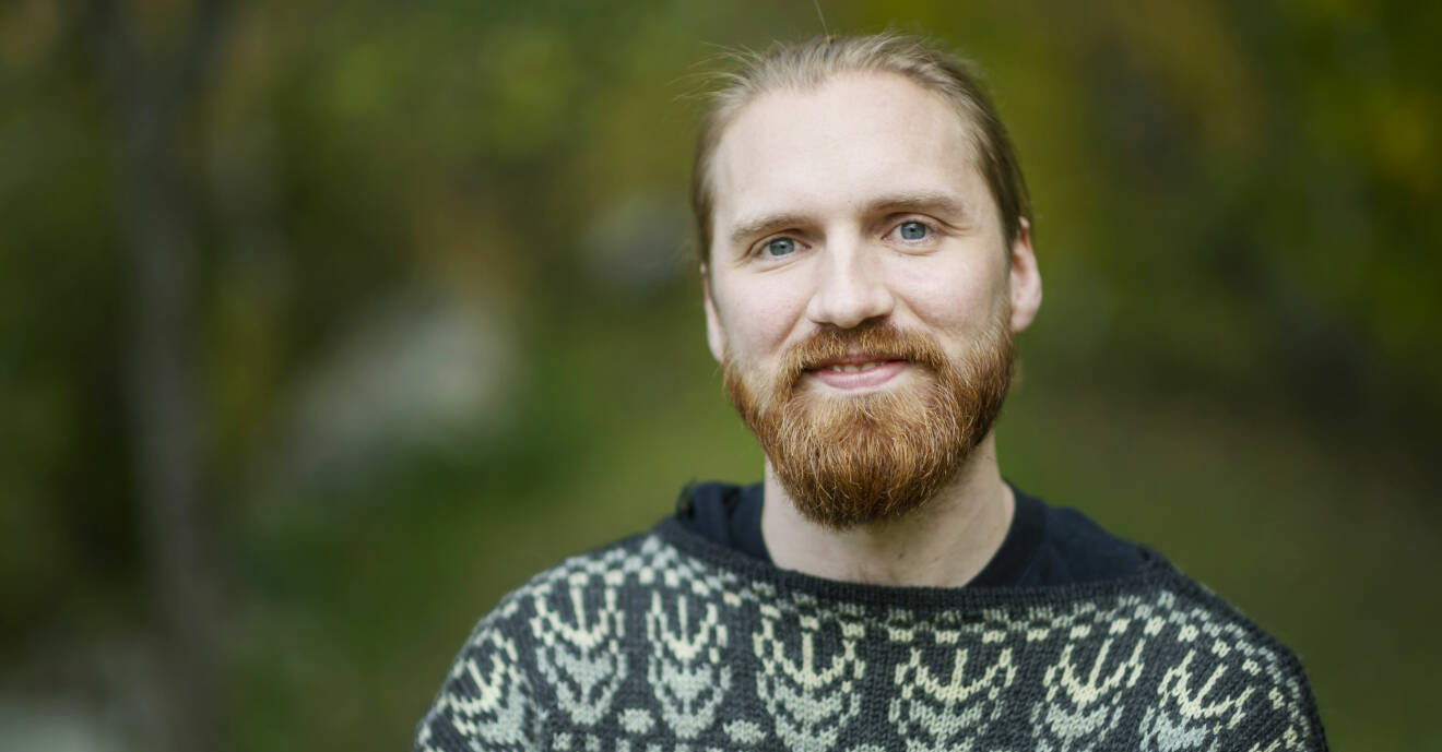 Albin, 29 år och deltagare i Gift vid första ögonkastet 2020, står framför grön bakgrund.