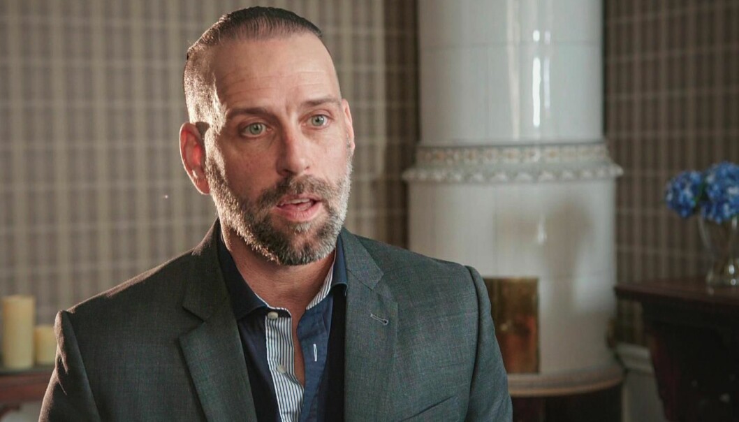 Fredric Bohm, psykolog. Foto: SVT Fredric Bohm, psykolog i Gift vid första ögonkastet på SVT sitter framför en kakelugn.