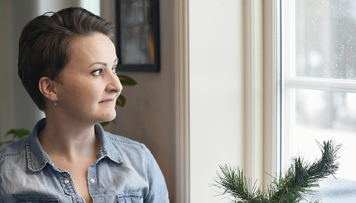 Suvi förlorade allt när hon blev utesluten ur Jehovas vittnen. Alla som stod henne nära vände henne ryggen. Suvi tittar ut genom fönstret och berättar om hur det var att bli utesluten ur Jehovas vittnen.