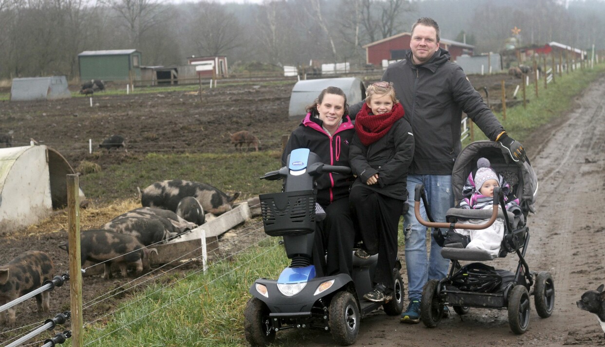 Läkarna tror att Jannike kommer att kunna gå igen men än så länge är det rullstol som gäller. Foto: Susanne Stamming Jannike med sin familj på gården.