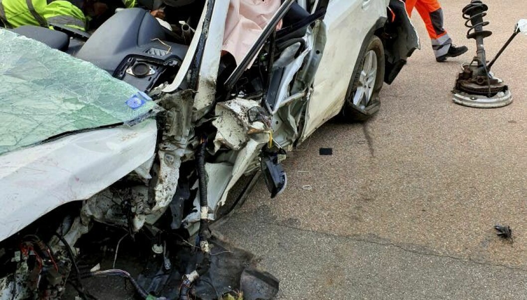 Bilen fick klippas upp och det tog räddningstjänsten en hel timme att få ut Jannike. Foto: Privat Bilvrak efter bilolycka.