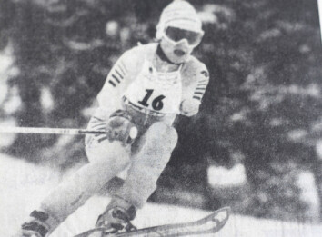 Gunilla Åhrén tog fyra guld i Paralympics i Innsbruck 1984: i storslalom, slalom, störtlopp och kombination. Tidningsklipp visar Gunilla i skidbacken när hon tävlade för Sverige i Paralympics och vann guld.