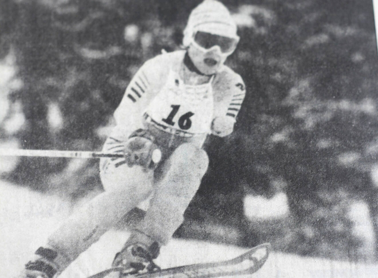 Tidningsklipp visar Gunilla i skidbacken när hon tävlade för Sverige i Paralympics och vann guld.