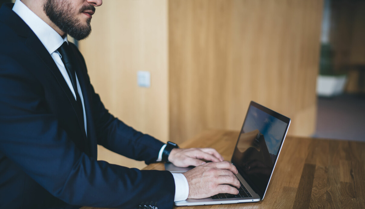 När Caroline berättade om graviditeten signalerade chefen att inte skulle få stanna under provanställningen. Foto: Shutterstock (Obs! Bilden är arrangerad) En man sitter vid ett trabord och skriver pa en dator