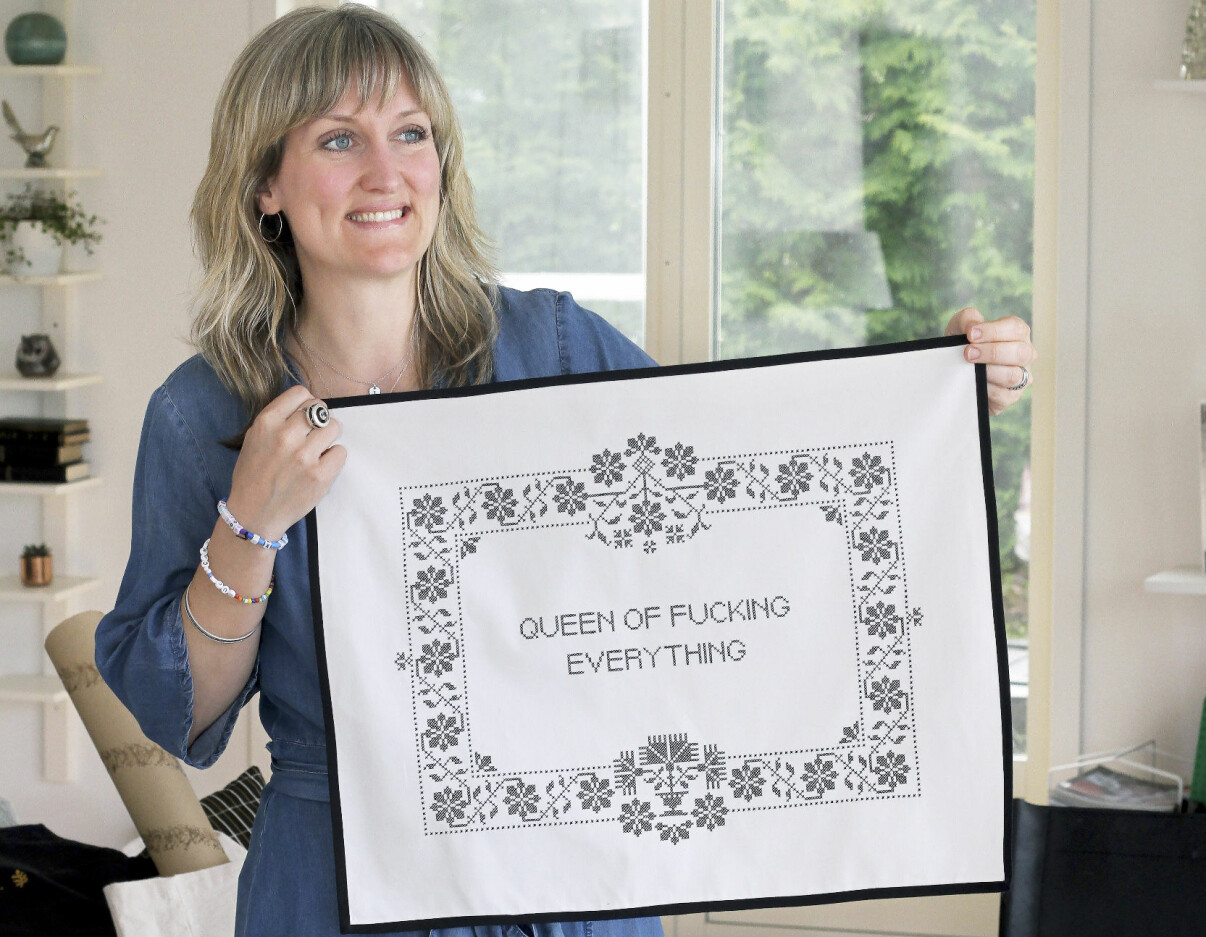 Ett broderi som rimmar väl med Sofias vision om att kvinnor måste våga ta för sig mer inom entreprenörskap. Sofia Magnusson poserar med ett broderi med citatet Queen of Fucking Everything